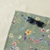 Serviette De Plage Fleur sauvage et papillon Sage Green (En situation)