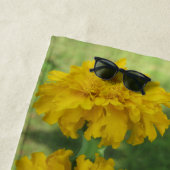 Serviette de plage fleurie de Marigolds jaune sole (En situation)