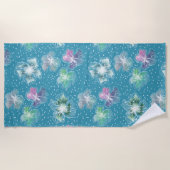 Serviette De Plage Fleurs Abstraites sur de beaux tons bleu clair (Devant)