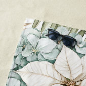 Serviette De Plage Fleurs blanches bleues tropicales (En situation)