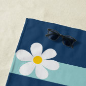 Serviette De Plage fleurs blanches et monogramme de nom à rayures ble (En situation)