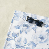 Serviette De Plage Fleurs Blancs Chic Et Joli Bleu (En situation)