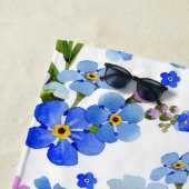 Serviette De Plage Fleurs bleues de myosotis d'aquarelle (En situation)