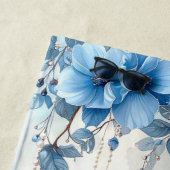 Serviette de plage Fleurs bleues et perles (En situation)
