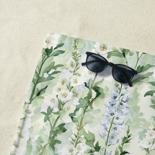 Serviette De Plage Fleurs de Delphinium blanc lavande (En situation)