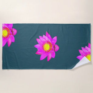 Serviette De Plage Fleurs de lotus rose magenta sur fond bleu
