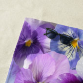 Serviette De Plage Fleurs de Pensées Violet Bleu Blanc Monogramme (En situation)
