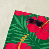 Serviette De Plage Fleurs d'Hibiscus rouges sur Feuilles tropicaux su (En situation)