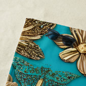 Serviette De Plage Fleurs d'or et papillons Arrière - plan Turquoise (En situation)