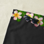 Serviette De Plage Fleurs Flamant rose et Plumeria sur presque noir (En situation)