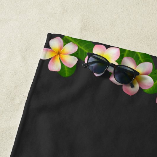Serviette De Plage Fleurs Flamant rose et Plumeria sur presque noir (En situation)