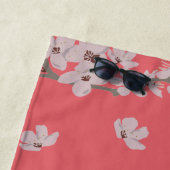 Serviette De Plage Fleurs flottantes de fleurs de cerisiers (En situation)