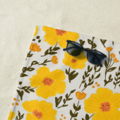 Serviette De Plage Fleurs jaunes de prairie fleurie motif & Monogramm (En situation)