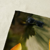 Serviette De Plage Fleurs Jaunes Profondes et Lumineuses avec Papillo (En situation)