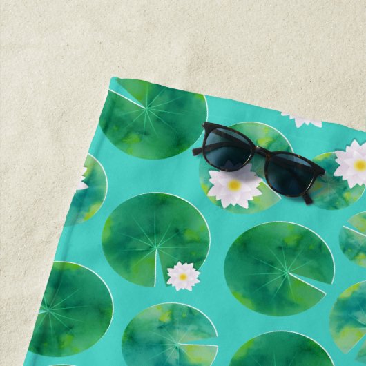 Serviette De Plage Fleurs Lys d'Eau Blanche & Motif Lily Pad (En situation)