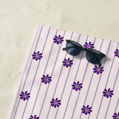 Serviette De Plage Fleurs Monogrammes Chic De Script Violet Broussail (En situation)