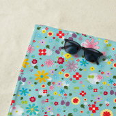 Serviette De Plage Fleurs printanières sur monogramme bleu aqua (En situation)