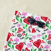 Serviette De Plage Fleurs roses des Coeurs rouges (En situation)
