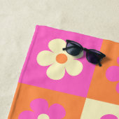 Serviette De Plage Fleurs roses et orange rétro BOHO Chic Floral (En situation)