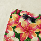 Serviette De Plage Fleurs roses tropicales monogrammes sur vert fores (En situation)