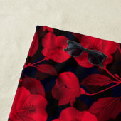 Serviette De Plage Fleurs rouges sur noir (En situation)