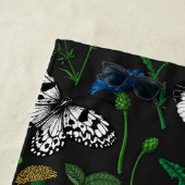 Serviette De Plage Fleurs sauvages et papillons sur le noir (En situation)