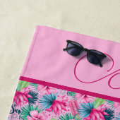 Serviette De Plage Fleurs tropicales roses vertes bleues Monogramme (En situation)