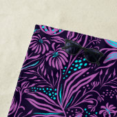 Serviette De Plage Fleurs tropicales violettes et bleues| Personnalis (En situation)