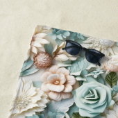 Serviette De Plage Fleurs vert pâle crème monogramme initial (En situation)
