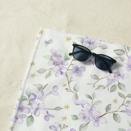 Serviette De Plage Fleurs Violettes Étoiles Dorées Lunes (En situation)