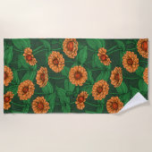 Serviette De Plage Fleurs Zinnia orange, feuilles verts sur vert fonc (Devant)