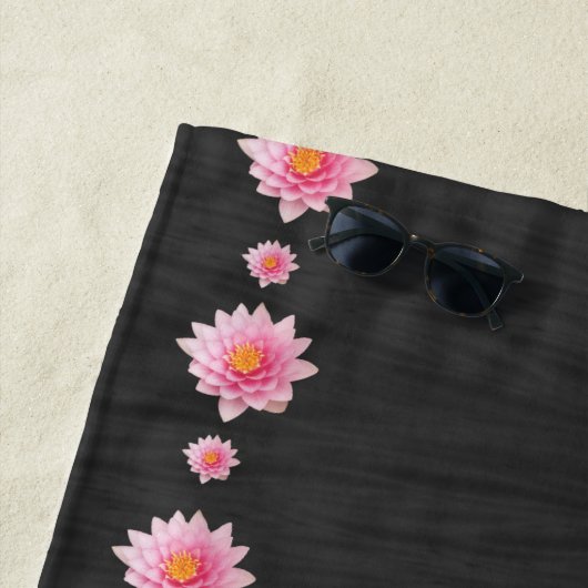 Serviette De Plage Floating Pink Lotus Flowers (En situation)