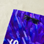 Serviette De Plage Floral pourpre Abstrait avec nom blanc (En situation)