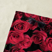 Serviette de plage florale de roses rouges de (En situation)