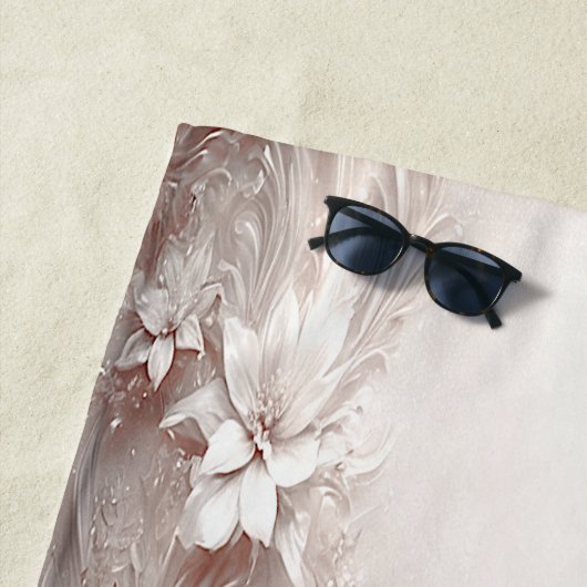 Serviette de plage florale d'ivoire blanc (En situation)