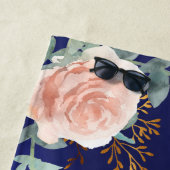 Serviette De Plage Floraux d'or bleu rose de la marine initiales mono (En situation)