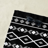 Serviette De Plage Formes Aztec Motif gris noir (En situation)