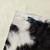 Serviette De Plage Fourrure de vache noire taches blanches (En situation)