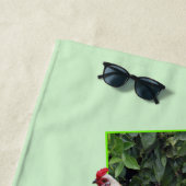 Serviette De Plage **"Fowl Play : Cachet de poulet en 3D"** (En situation)