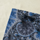 Serviette De Plage Fractale abstraite noire bleue (En situation)