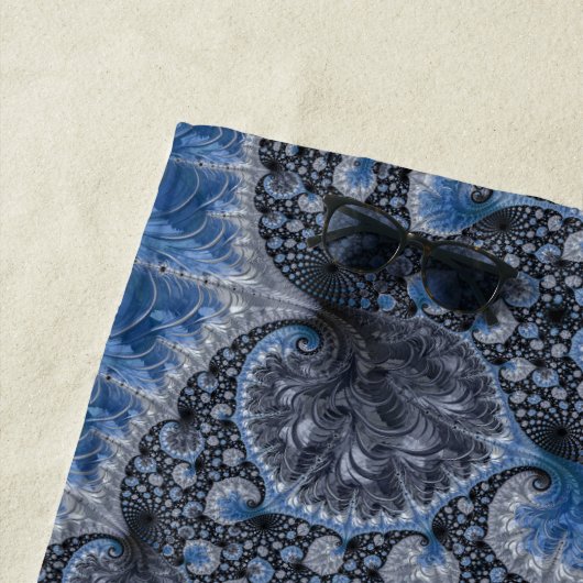 Serviette De Plage Fractale abstraite noire bleue (En situation)
