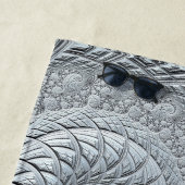 Serviette De Plage Fractale en spirale grise abstraite (En situation)