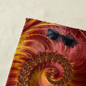Serviette De Plage Fractale Rouge Feu Abstraite (En situation)