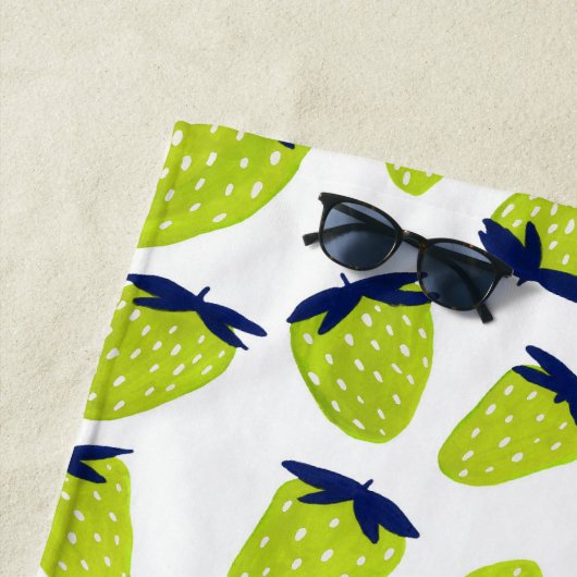 Serviette De Plage Fraises d'été bio néon vert (En situation)