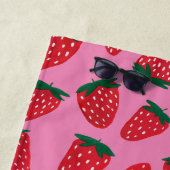 Serviette De Plage Fraises d'été bio rouge sur arrière - plan rose (En situation)