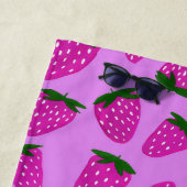 Serviette De Plage Fraises d'été bio violet (En situation)