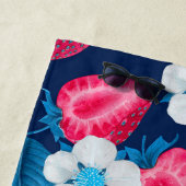 Serviette De Plage Fraises roses sur bleu (En situation)