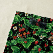 Serviette De Plage Fraises sauvages sur le noir (En situation)