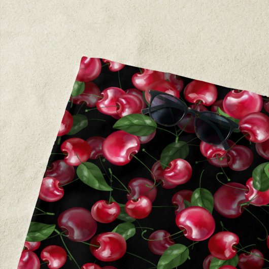 Serviette De Plage Fruit cerise sur noir (En situation)