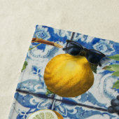 Serviette De Plage Fruit d'été méditerranéen & Mosaïque Bleue Blanc (En situation)